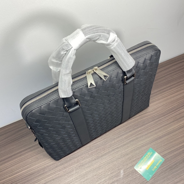 ボッテガヴェネタバッグ背面デザイン